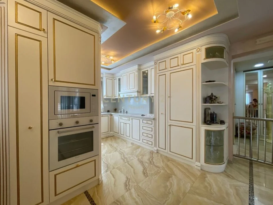 Tirane, shitet apartament 4+1 Kati 4, 227 m² 465.000 € (liqeni i thate)