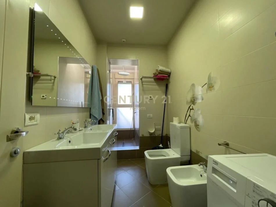 Tirane, shitet apartament 4+1 Kati 4, 227 m² 465.000 € (liqeni i thate)