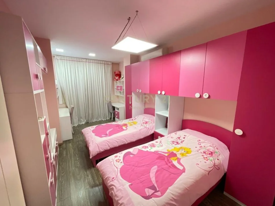 Tirane, shitet apartament 4+1 Kati 4, 227 m² 465.000 € (liqeni i thate)