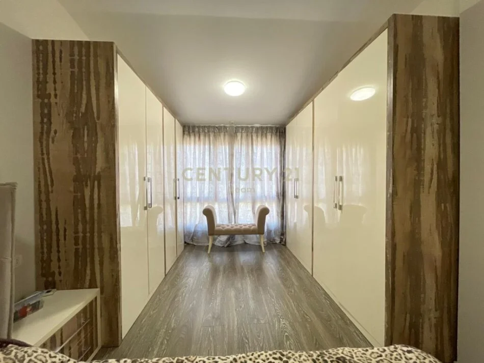 Tirane, shitet apartament 4+1 Kati 4, 227 m² 465.000 € (liqeni i thate)
