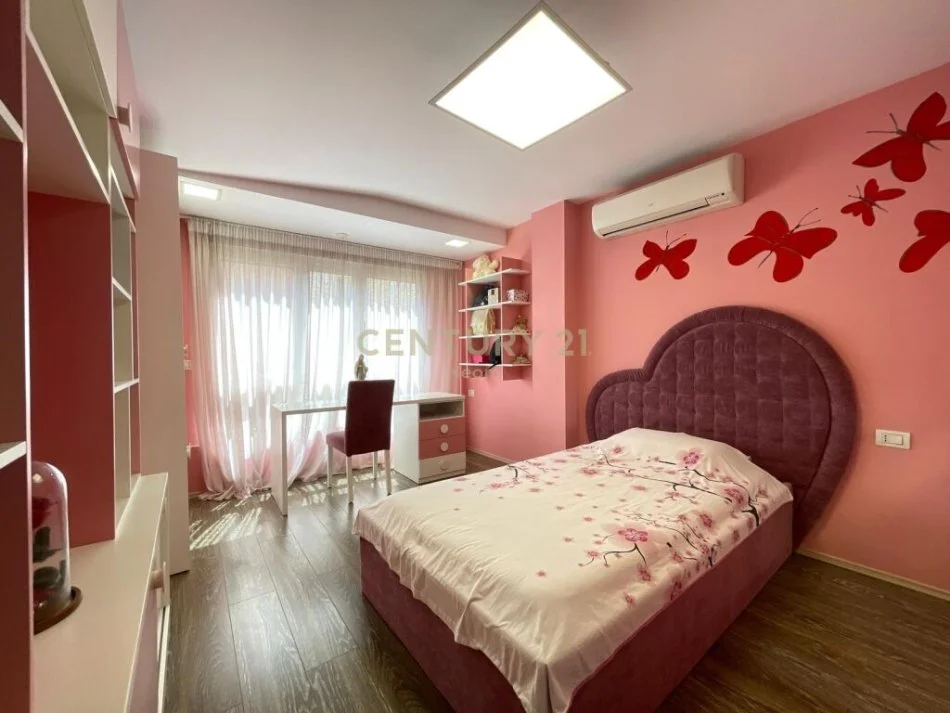 Tirane, shitet apartament 4+1 Kati 4, 227 m² 465.000 € (liqeni i thate)