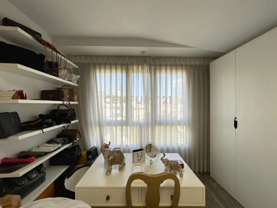 Tirane, shitet apartament 4+1 Kati 4, 227 m² 465.000 € (liqeni i thate)