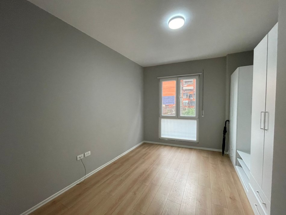 Tirane, jepet me qera zyre Kati 1, 30 m² 500 € (Myslym Shyri)