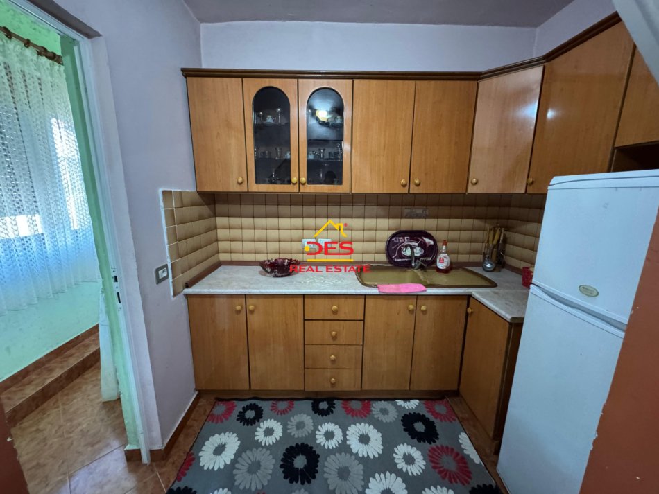 Vlore, jepet me qera apartament 1+1+Ballkon Kati 3, 85 m² 300 € (Rruga Osman Haxhiu)
