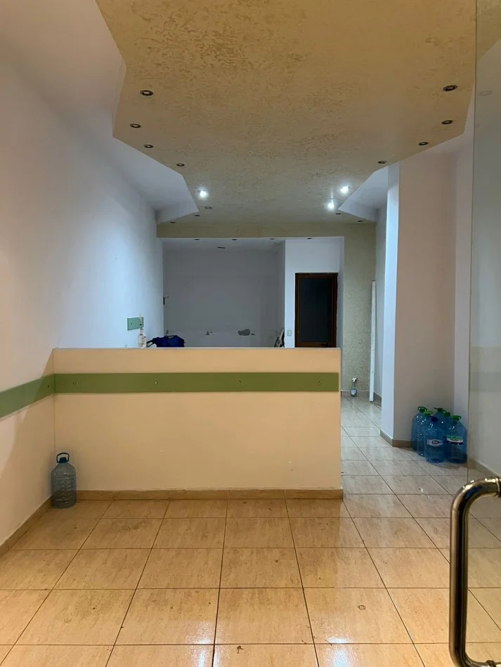 Shqiperi, jepet me qera ambjent biznesi Kati 0, 57 m² 300 € (3 deshmoret)