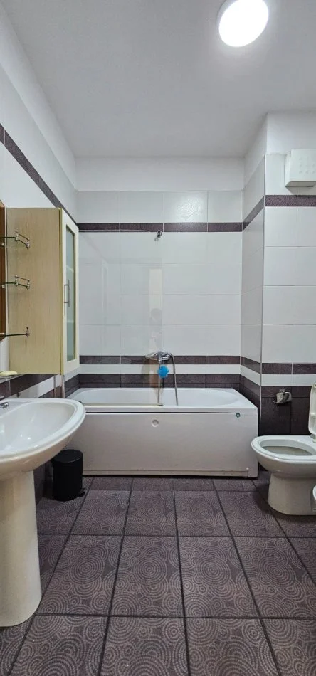 Tirane, jepet me qera apartament 3+1+Ballkon Kati 2, 1.400 € (tek Nobis)