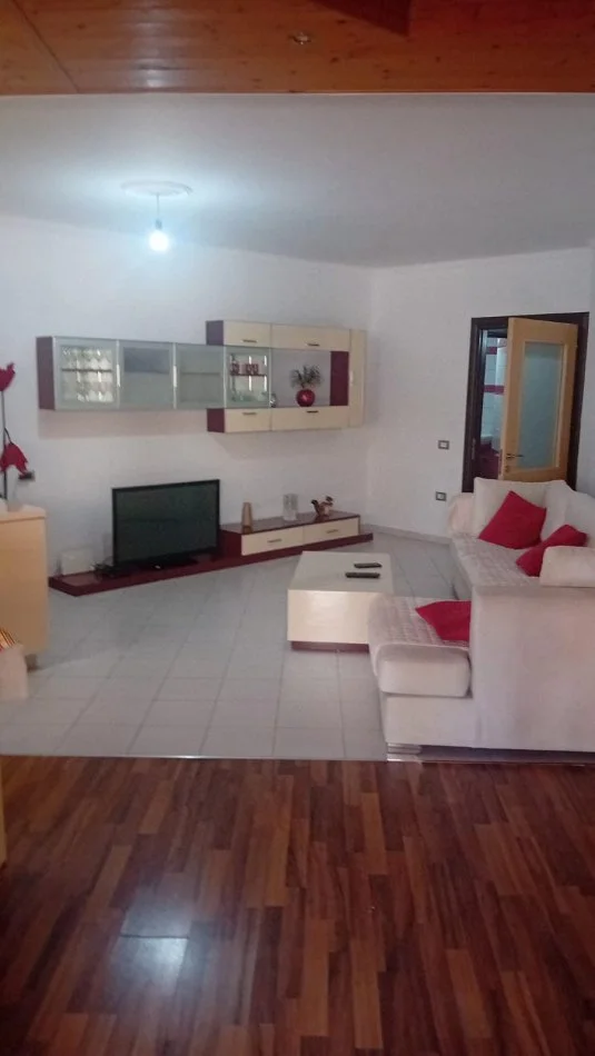 Tirane, jepet me qera apartament 2+1+Ballkon Kati 2, 160 m² 500 € (Yzberisht prane Big Market Bulevard)