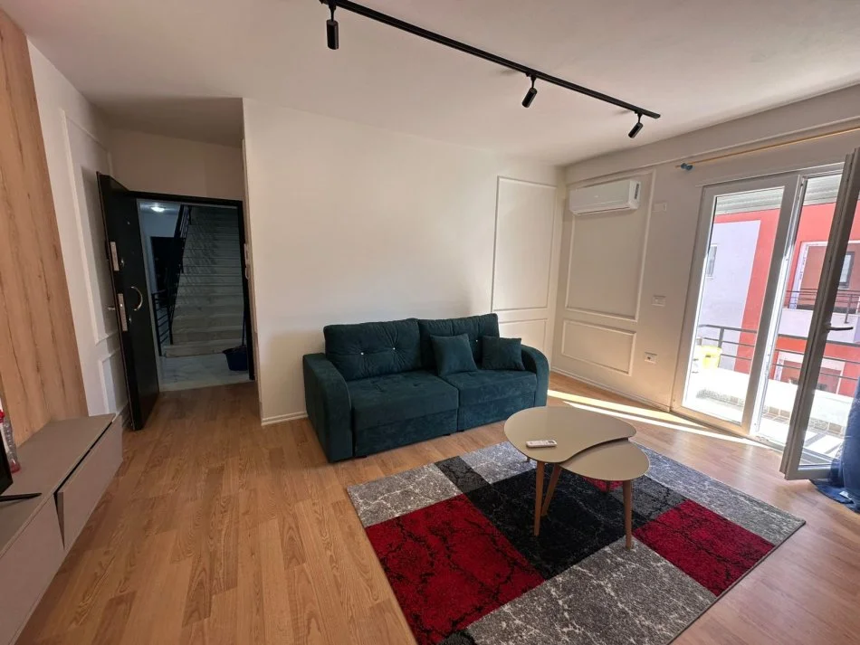 Tirane, jepet me qera apartament 1+1+Ballkon Kati 3, 65 m² 600 € (rruga Hasan Vogli)