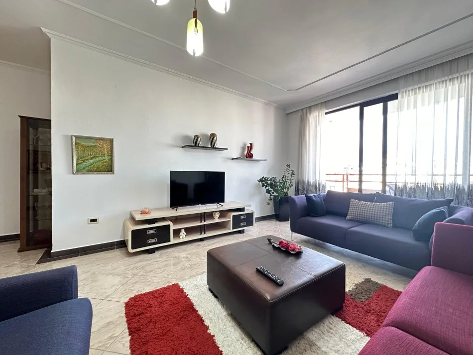 Tirane, jepet me qera apartament 1+1+Ballkon , 800 € (ne Bllok)