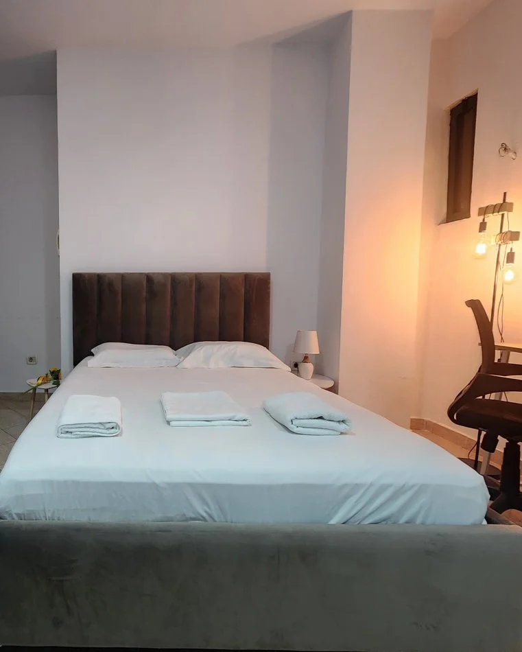 Tirane, jepet me qera garsonier 1+1 Kati 1, 37 m² 35 € (Rruga Skender Sallaku)