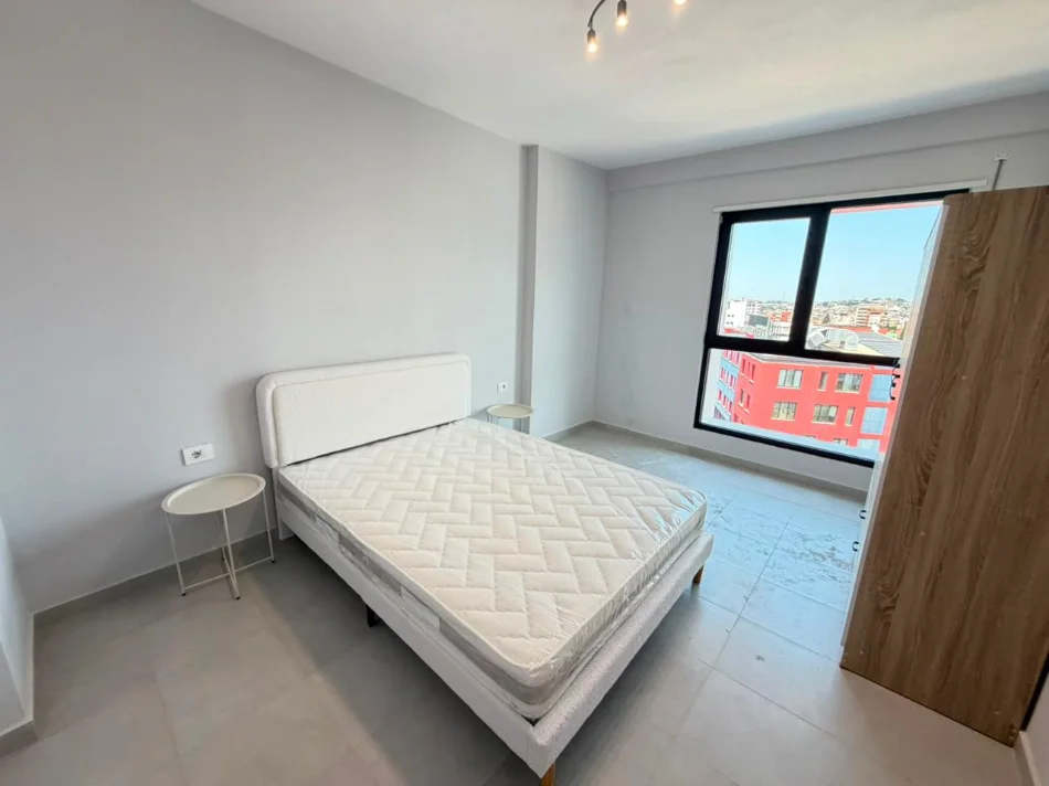 Tirane, jepet me qera apartament 2+1+Aneks+Ballkon , 700 € (kinostudio , porcelan)