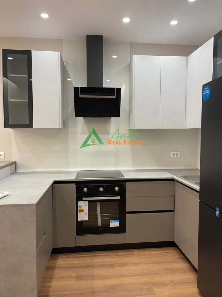 Tirane, jepet me qera apartament 2+1+Ballkon Kati 9, 115 m² 830 € (Rruga e Dibres)