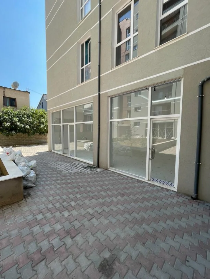 Tirane, jepet me qera dyqan Kati 0, 80 m² 800 € 