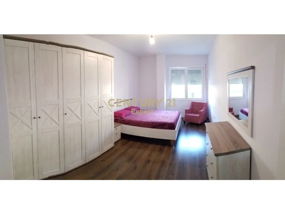 Tirane, jepet me qera apartament 2+1 Kati 4, 108 m² 550 € (kinostudio)