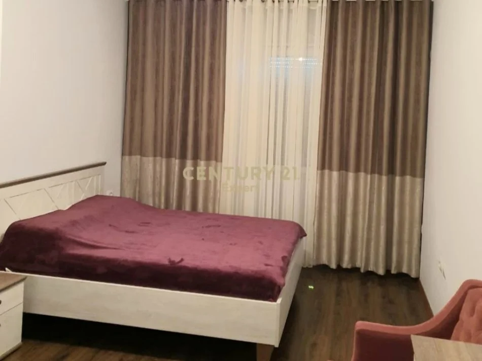 Tirane, jepet me qera apartament 2+1 Kati 4, 108 m² 550 € (kinostudio)