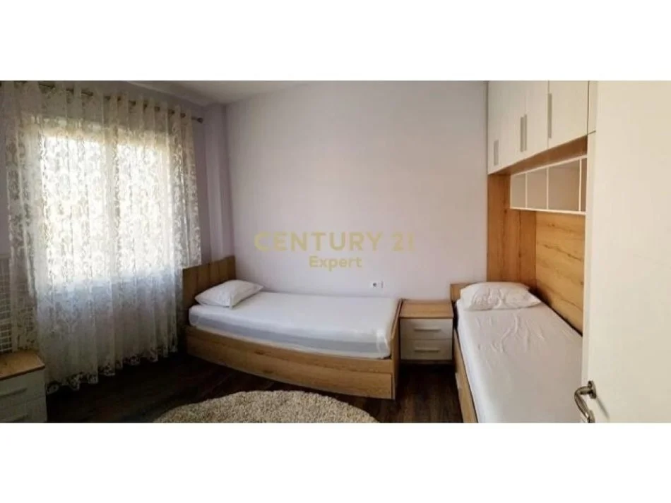 Tirane, jepet me qera apartament 2+1 Kati 4, 108 m² 550 € (kinostudio)