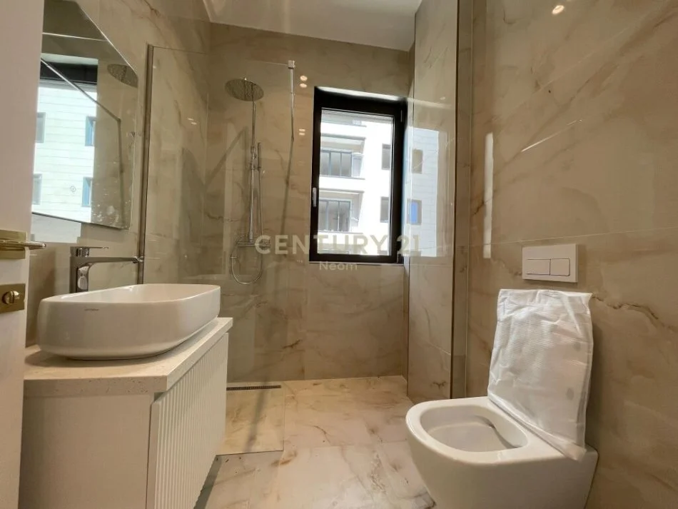 Tirane, jepet me qera apartament 2+1 Kati 3, 122 m² 1.800 € (liqeni i thate)