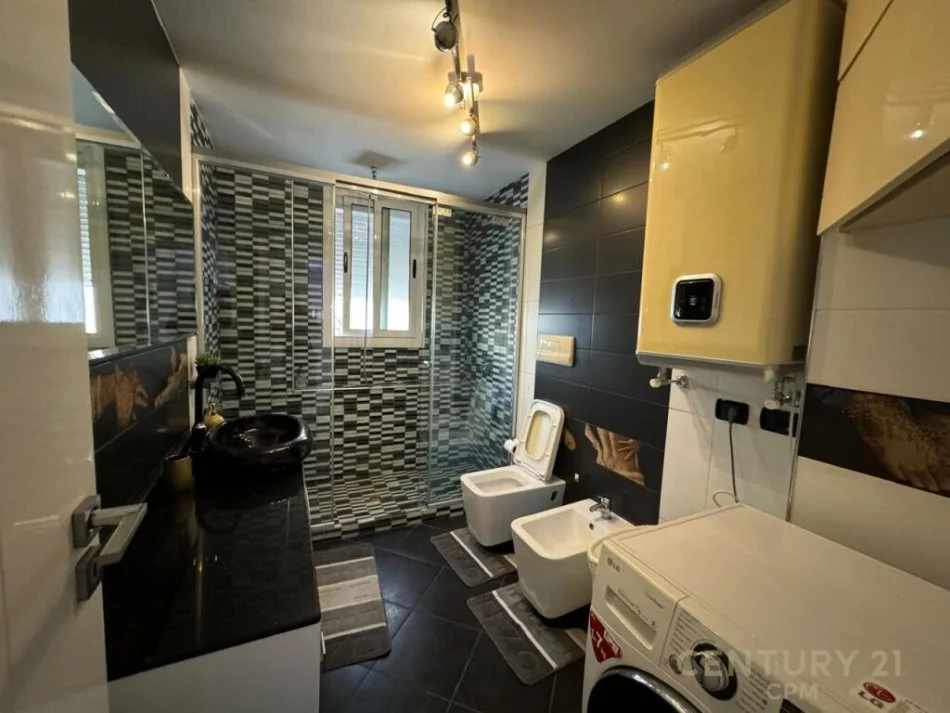 Tirane, jepet me qera apartament 2+1 Kati 5, 120 m² 900 € (komuna e parisit)