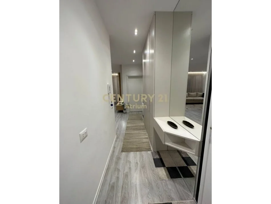 𝐓𝐢𝐫𝐚𝐧𝐞, 𝐣𝐞𝐩𝐞𝐭 𝐦𝐞 𝐪𝐞𝐫𝐚 𝐚𝐩𝐚𝐫𝐭𝐚𝐦𝐞𝐧𝐭 𝟐+𝟏 𝐊𝐚𝐭𝐢 𝟑, 𝟗𝟗 𝐦² 𝟖𝟎𝟎 € (𝐒𝐞𝐥𝐯𝐢𝐚)