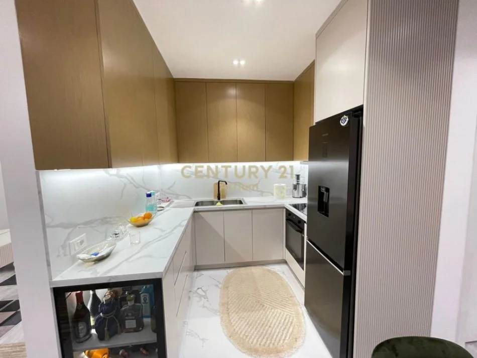 𝐓𝐢𝐫𝐚𝐧𝐞, 𝐣𝐞𝐩𝐞𝐭 𝐦𝐞 𝐪𝐞𝐫𝐚 𝐚𝐩𝐚𝐫𝐭𝐚𝐦𝐞𝐧𝐭 𝟐+𝟏 𝐊𝐚𝐭𝐢 𝟑, 𝟗𝟗 𝐦² 𝟖𝟎𝟎 € (𝐒𝐞𝐥𝐯𝐢𝐚)