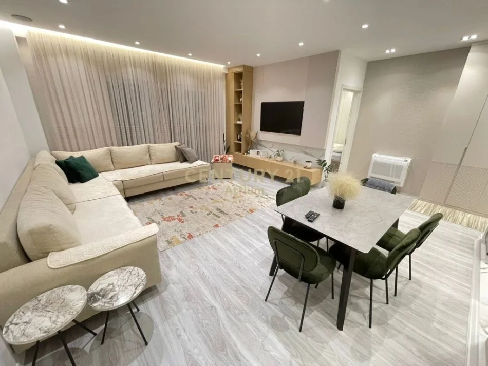 𝐓𝐢𝐫𝐚𝐧𝐞, 𝐣𝐞𝐩𝐞𝐭 𝐦𝐞 𝐪𝐞𝐫𝐚 𝐚𝐩𝐚𝐫𝐭𝐚𝐦𝐞𝐧𝐭 𝟐+𝟏 𝐊𝐚𝐭𝐢 𝟑, 𝟗𝟗 𝐦² 𝟖𝟎𝟎 € (𝐒𝐞𝐥𝐯𝐢𝐚)