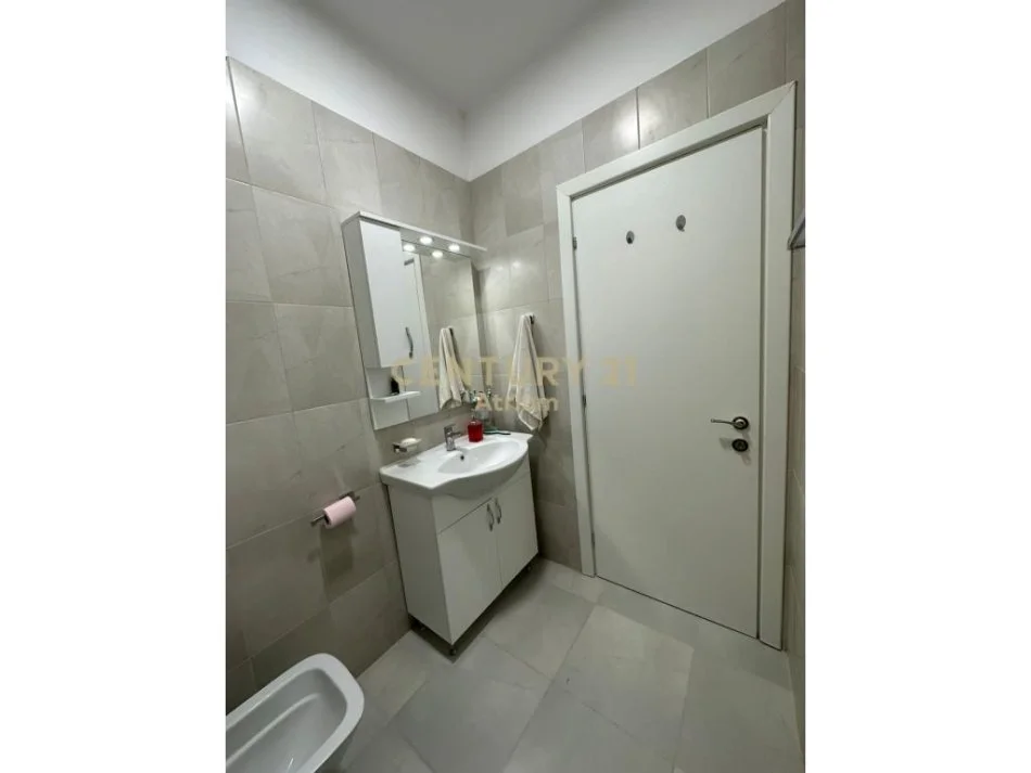 𝐓𝐢𝐫𝐚𝐧𝐞, 𝐣𝐞𝐩𝐞𝐭 𝐦𝐞 𝐪𝐞𝐫𝐚 𝐚𝐩𝐚𝐫𝐭𝐚𝐦𝐞𝐧𝐭 𝟐+𝟏 𝐊𝐚𝐭𝐢 𝟑, 𝟗𝟗 𝐦² 𝟖𝟎𝟎 € (𝐒𝐞𝐥𝐯𝐢𝐚)