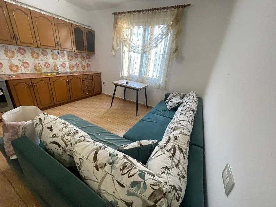 Tirane, jepet me qera apartament 1+1+Ballkon Kati 2, 60 m² 430 € (rruga Frang Bardhi)