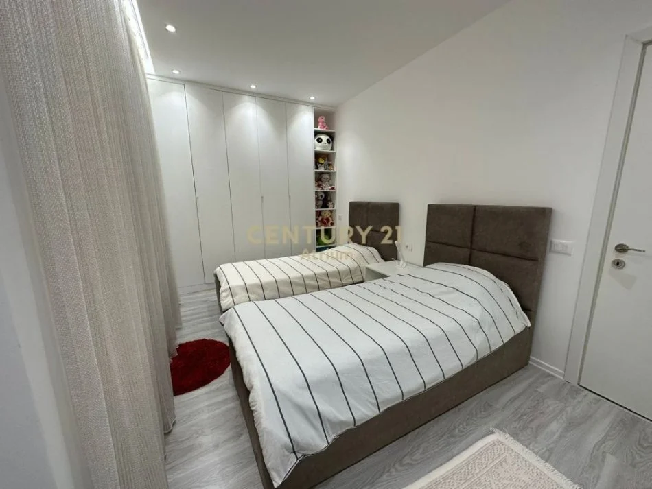 𝐓𝐢𝐫𝐚𝐧𝐞, 𝐣𝐞𝐩𝐞𝐭 𝐦𝐞 𝐪𝐞𝐫𝐚 𝐚𝐩𝐚𝐫𝐭𝐚𝐦𝐞𝐧𝐭 𝟐+𝟏 𝐊𝐚𝐭𝐢 𝟑, 𝟗𝟗 𝐦² 𝟖𝟎𝟎 € (𝐒𝐞𝐥𝐯𝐢𝐚)