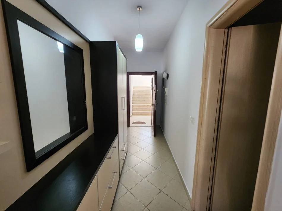 Tirane, jepet me qera apartament 2+1 Kati 3, 105 m² 400 € (Fresk pa shkuar ne spar)