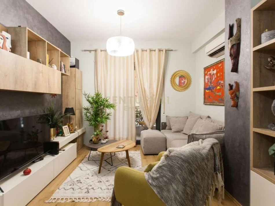 Tirane, jepet me qera apartament 1+1 Kati 2, 56 m² 600 € (te Pazari i Ri)