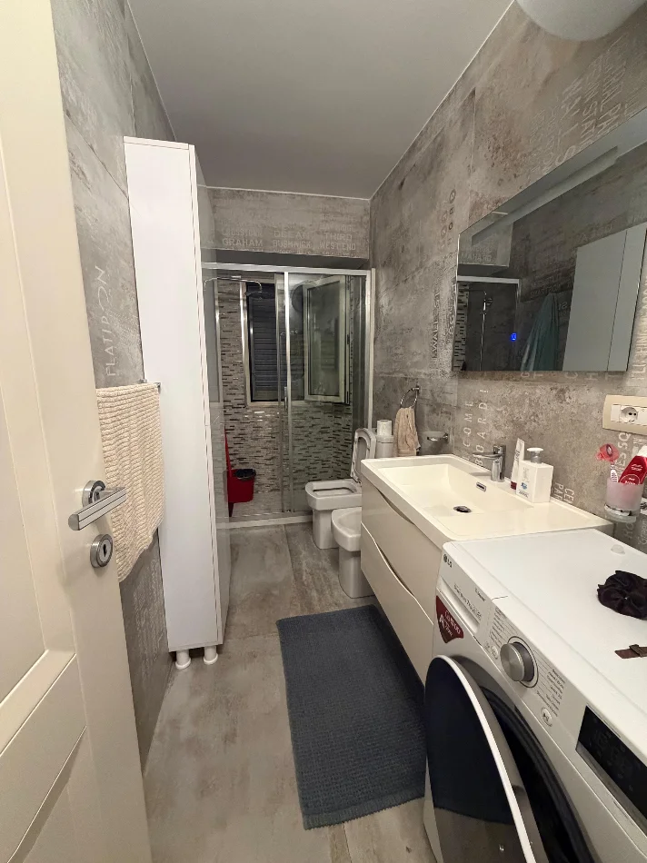 Durres, jepet me qera apartament 2+1+Ballkon Kati 5, 80 m² 600 € (Rruga portit)