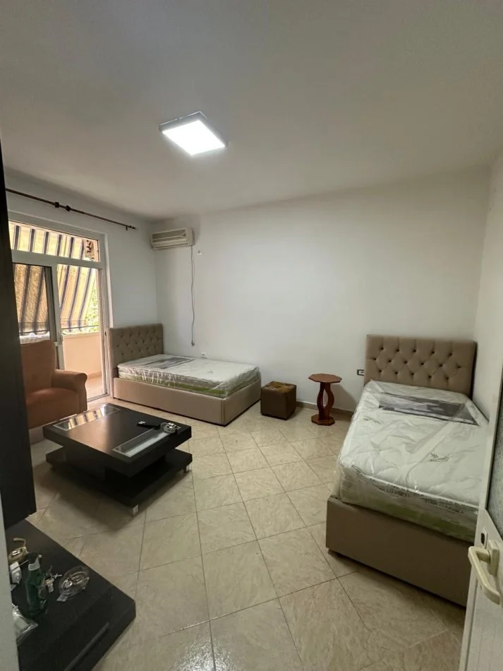 Tirane, jepet me qera apartament 2+1 , 70 € (Blloku)