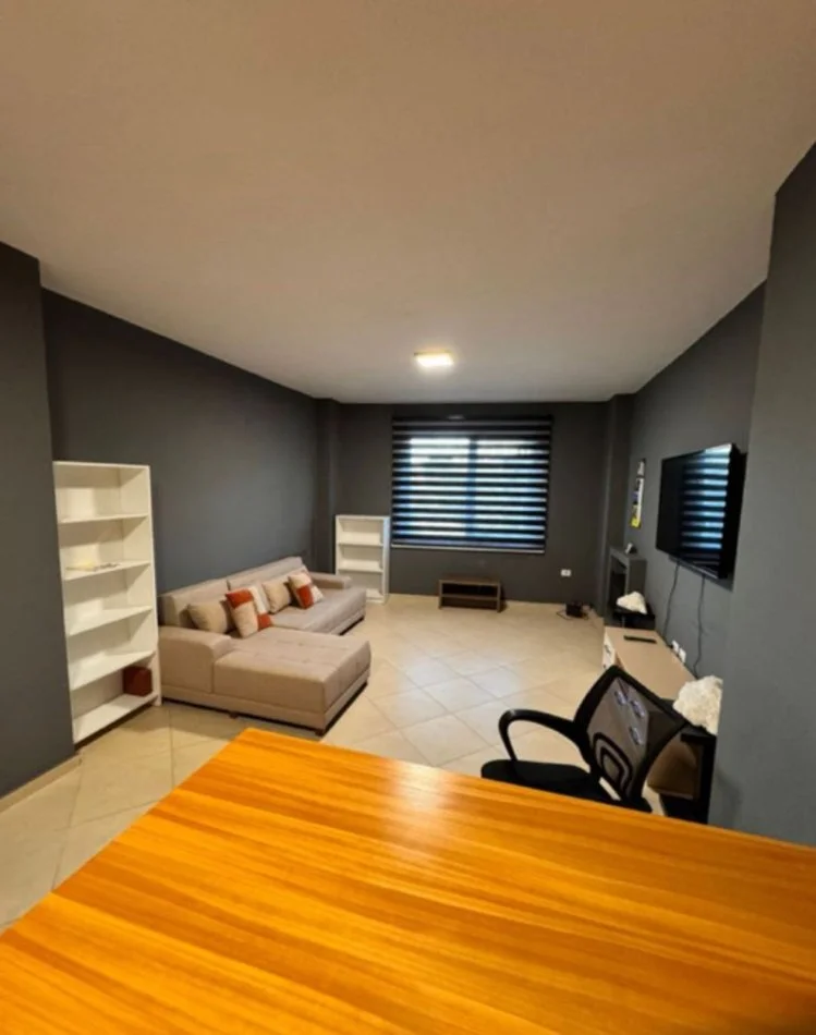 Tirane, jepet me qera zyre Kati 2, 100 m² 850 € (Tek Ekonomiku)