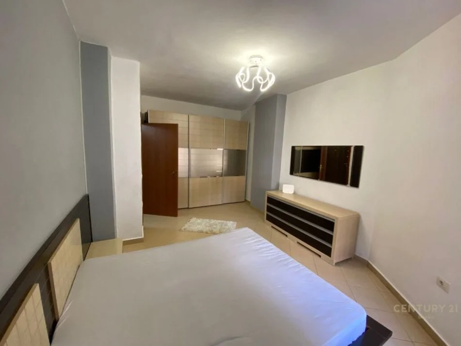 Tirane, jepet me qera apartament 1+1 Kati 2, 65 m² 350 € (fresku)