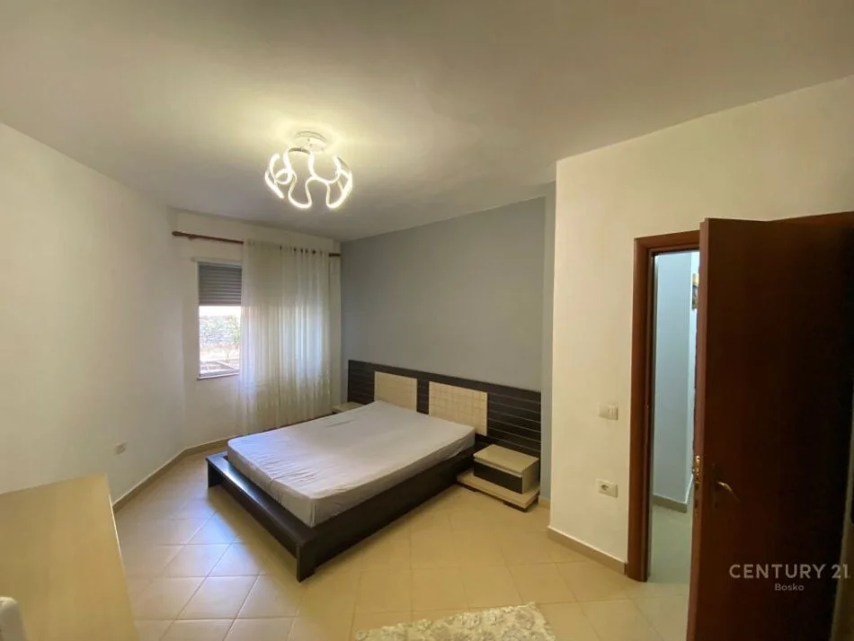 Tirane, jepet me qera apartament 1+1 Kati 2, 65 m² 350 € (fresku)