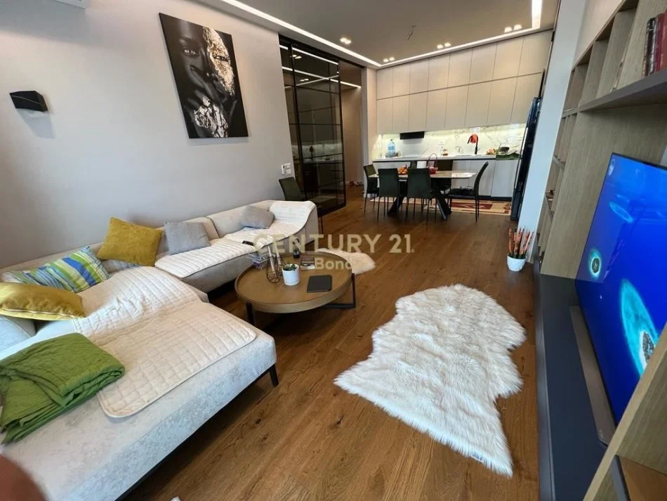 Tirane, jepet me qera apartament 2+1 , 100 m² 1.300 € (21 dhjetori)