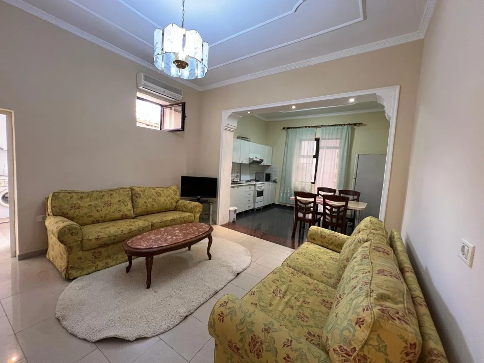 Tirane, jepet me qera Vile 4+1 Kati 1, 200 m² 1.200 € (medreseja)