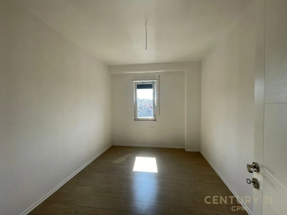 𝐓𝐢𝐫𝐚𝐧𝐞, 𝐣𝐞𝐩𝐞𝐭 𝐦𝐞 𝐪𝐞𝐫𝐚 𝐳𝐲𝐫𝐞 𝐊𝐚𝐭𝐢 𝟔, 𝟕𝟑 𝐦² 𝟕𝟎𝟎 € (𝐀𝐥𝐢 𝐃𝐞𝐦𝐢)