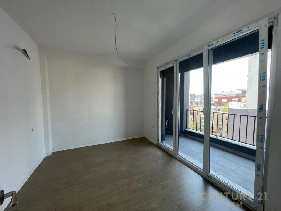 𝐓𝐢𝐫𝐚𝐧𝐞, 𝐣𝐞𝐩𝐞𝐭 𝐦𝐞 𝐪𝐞𝐫𝐚 𝐳𝐲𝐫𝐞 𝐊𝐚𝐭𝐢 𝟔, 𝟕𝟑 𝐦² 𝟕𝟎𝟎 € (𝐀𝐥𝐢 𝐃𝐞𝐦𝐢)