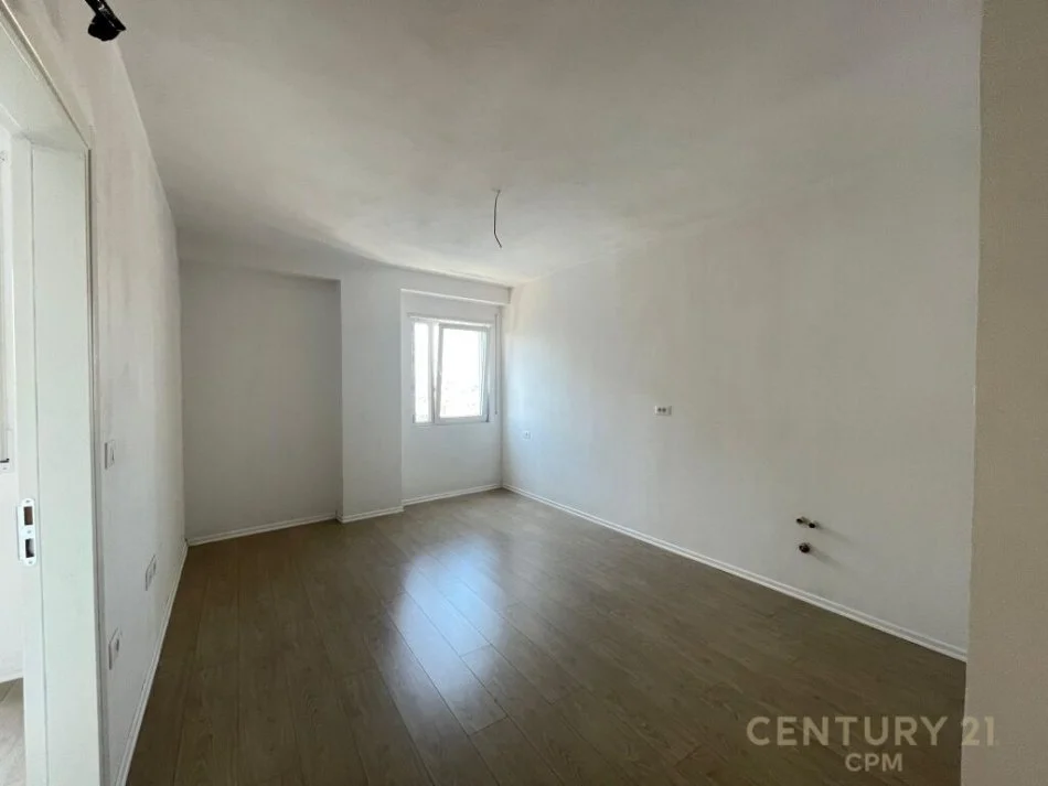 𝐓𝐢𝐫𝐚𝐧𝐞, 𝐣𝐞𝐩𝐞𝐭 𝐦𝐞 𝐪𝐞𝐫𝐚 𝐳𝐲𝐫𝐞 𝐊𝐚𝐭𝐢 𝟔, 𝟕𝟑 𝐦² 𝟕𝟎𝟎 € (𝐀𝐥𝐢 𝐃𝐞𝐦𝐢)