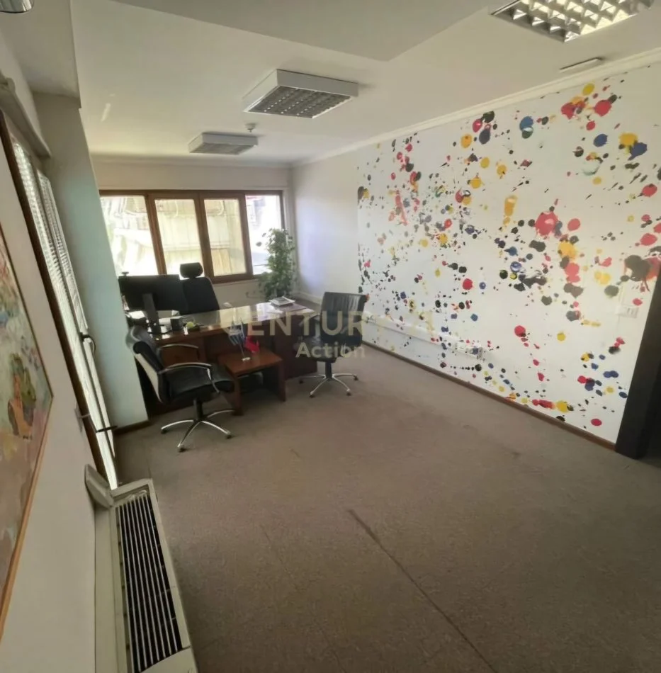 Tirane, jepet me qera zyre Kati 1, 856 m² 12.000 € (Rruga e Kavajës)