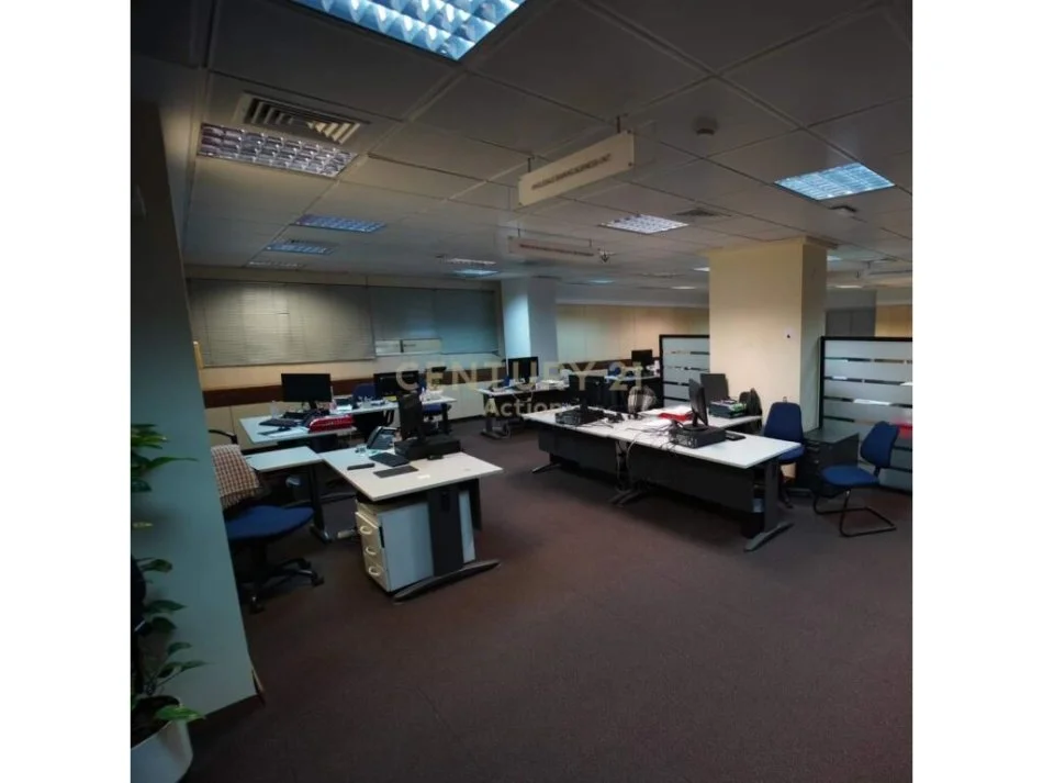 Tirane, jepet me qera ambjent biznesi Kati 1, 856 m² 12.000 € (rruga e kavajes)