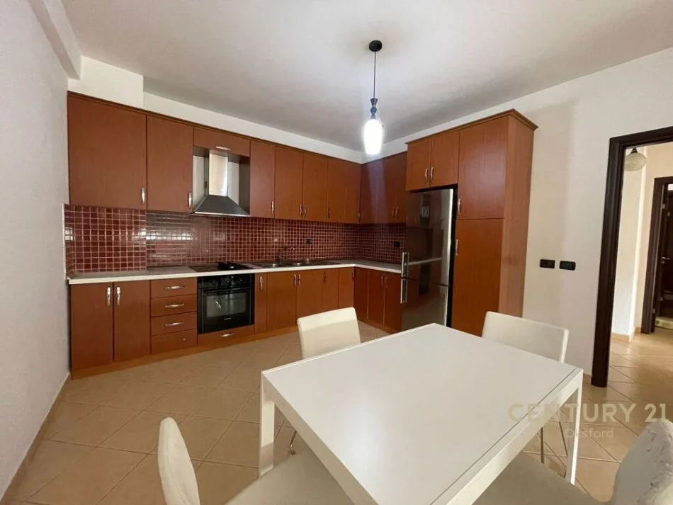 Tirane, jepet me qera 2+1+Ballkon , 400 € (Fresku)