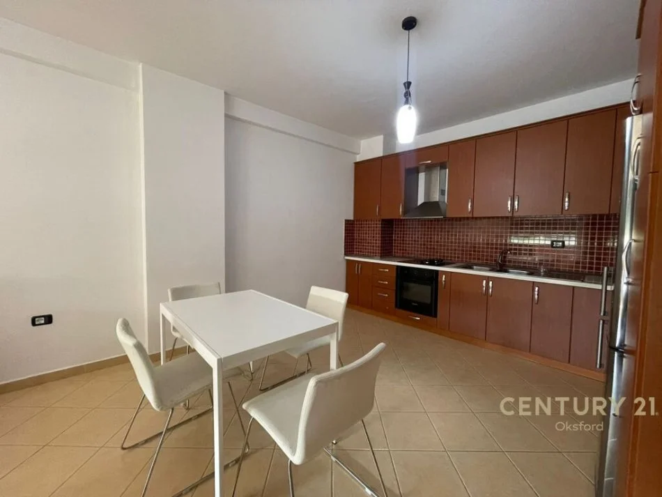 Tirane, jepet me qera 2+1+Ballkon , 400 € (Fresku)