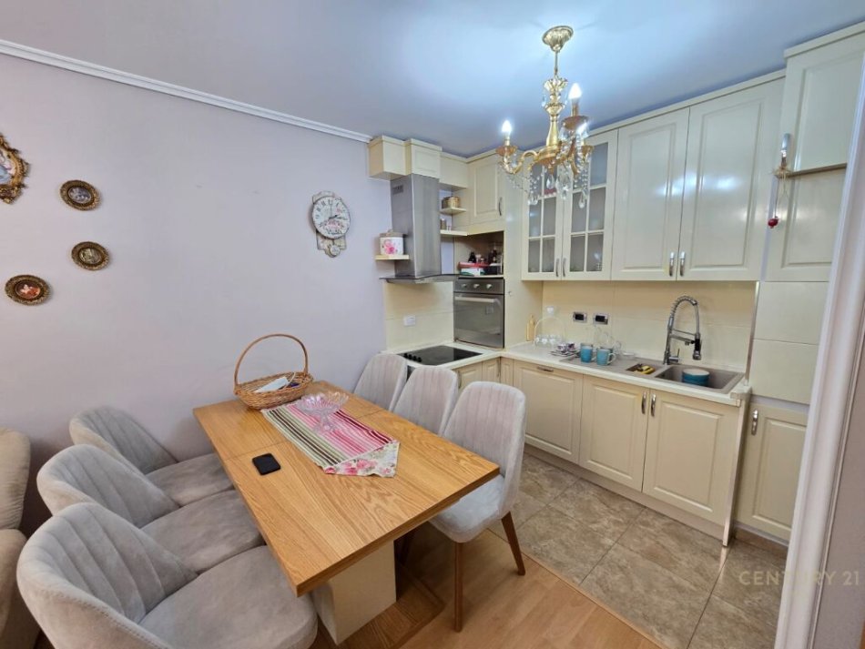 Tirane, jepet me qera apartament 2+1 Kati 2, 72 m² 650 € (MYSLYM SHYR)