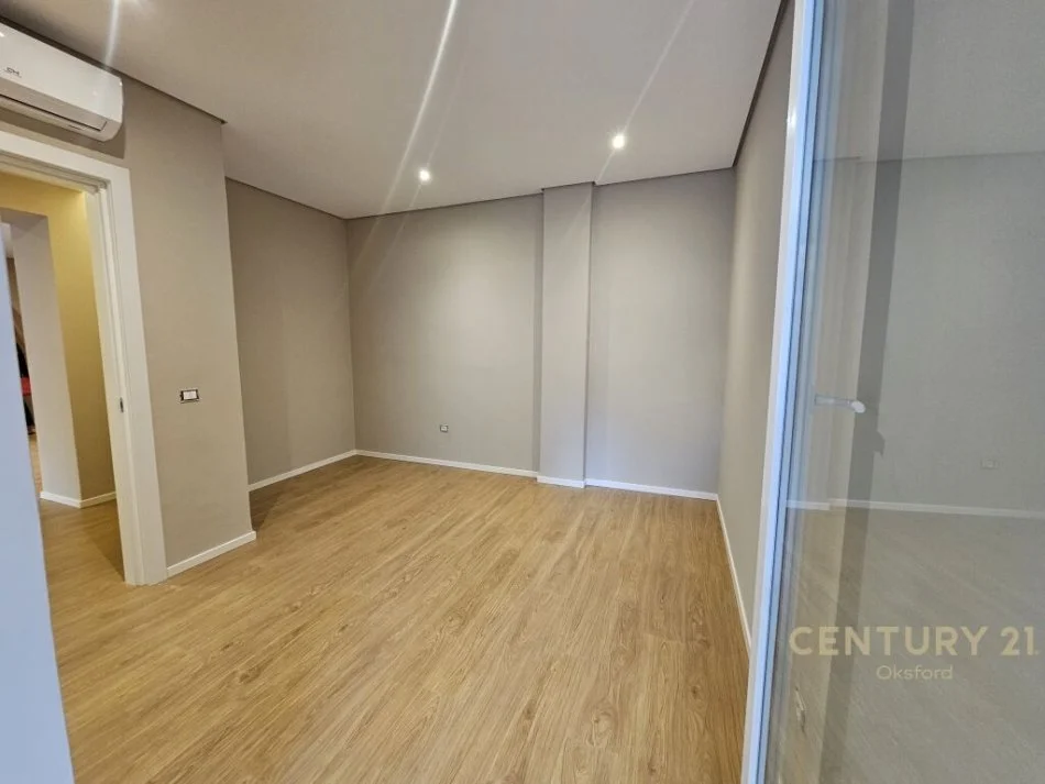 Tirane, jepet me qera ambjent biznesi Kati 2, 93 m² 900 € (qender)