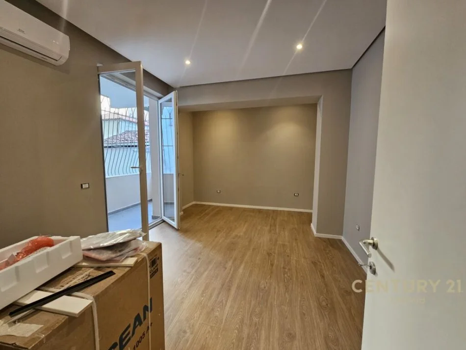 Tirane, jepet me qera ambjent biznesi Kati 2, 93 m² 900 € (qender)