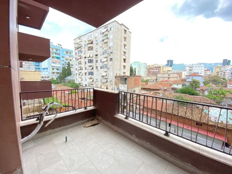 Tirane, jepet me qera zyre Kati 2, 85 m² 800 € (Myslym Shyri)