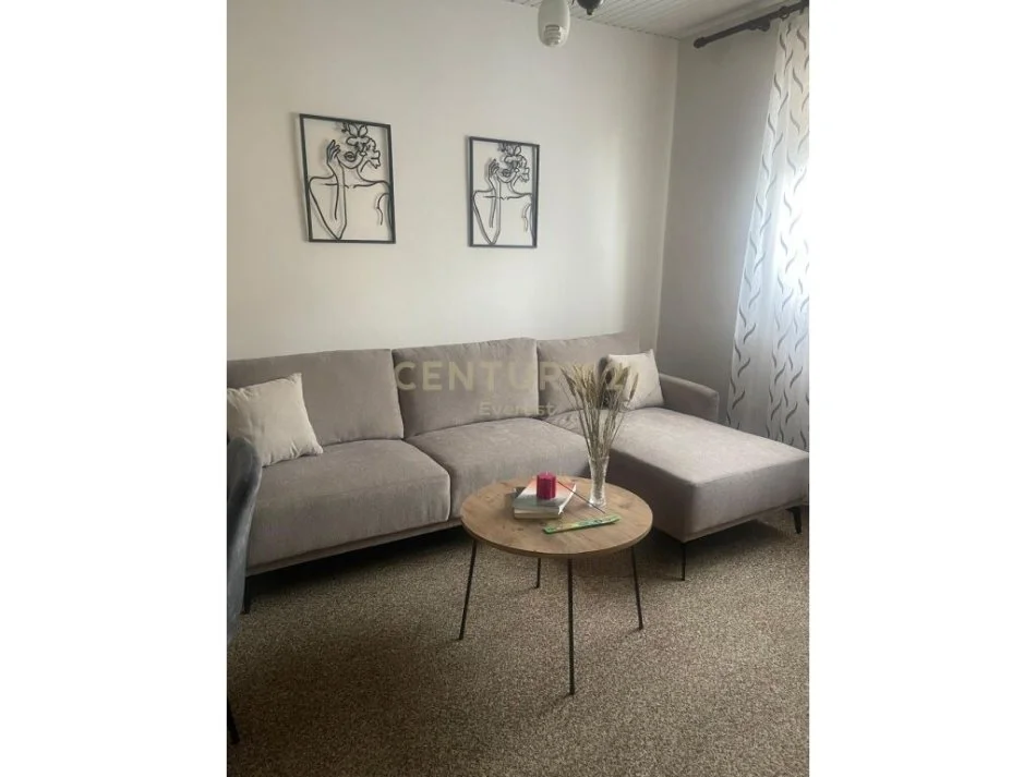Tirane, jepet me qera apartament 2+1 Kati 2, 102 m² 600 € (rruga e kavajes)