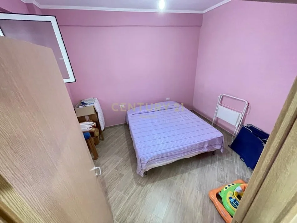 Tirane, jepet me qera apartament 2+1 Kati 4, 120 m² 500 € (vilat gjermane)
